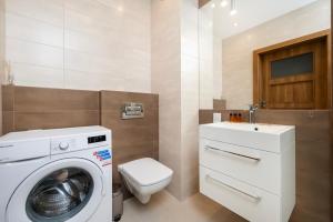 Manufaktura Deluxe Apartment by BookingHost