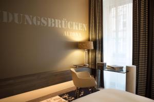 Deluxe Twin Room room in Renaissance Hamburg Hotel