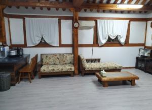 Jeonju Hanok Maeul Daeseung Jeongdam Hanok Dockchae Pension