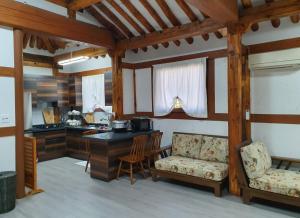 Jeonju Hanok Maeul Daeseung Jeongdam Hanok Dockchae Pension