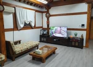 Jeonju Hanok Maeul Daeseung Jeongdam Hanok Dockchae Pension