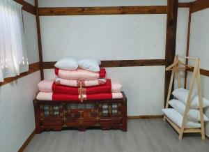 Jeonju Hanok Maeul Daeseung Jeongdam Hanok Dockchae Pension