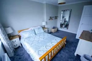 Spacious 4-Bedroom House in Glenboig - 柯金蒂洛赫