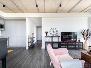 Chic Flat Next To Elizabeth Line - Stunning Views - Pass the Keys