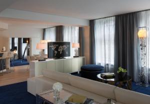 Presidential Suite room in Renaissance Hamburg Hotel