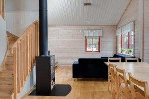 Pets OK | Ski-inout | Ski shed | Wood stove | TV