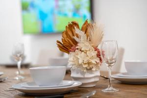 2BR Home with Outdoor Deck with Beach Nearby M10