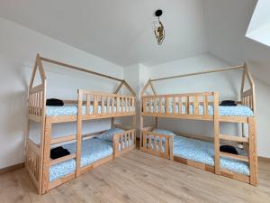 Les Voiles, maison bien équipée 10 p 2 sdb, 2 WC, spacieuse lumineuse avec jardin clos, garage, terrasse, parking privatif, à 950 m de la plage dAsnelles et tous commerces, près de Bayeux et Arromanches, chiens bienvenus