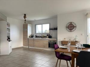 Les Voiles, maison bien équipée 10 p 2 sdb, 2 WC, spacieuse lumineuse avec jardin clos, garage, terrasse, parking privatif, à 950 m de la plage dAsnelles et tous commerces, près de Bayeux et Arromanches, chiens bienvenus