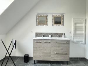 Maisons de vacances Les Voiles, maison bien equipee 10 p 2 sdb, 2 WC, spacieuse lumineuse avec jardin clos, garage, terrasse, parking privatif, a 950 m de la plage d-Asnelles et tous commerces, pres de Bayeux et Arromanches : photos des chambres