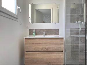 Maisons de vacances Les Voiles, maison bien equipee 10 p 2 sdb, 2 WC, spacieuse lumineuse avec jardin clos, garage, terrasse, parking privatif, a 950 m de la plage d-Asnelles et tous commerces, pres de Bayeux et Arromanches : photos des chambres
