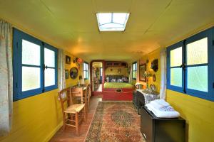 Appartements Roulotte Gypsie Violette : photos des chambres