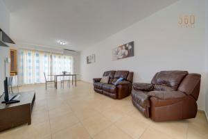 Cosy 2BR penthouse with private balcony by 360 Estates