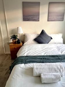 3 Bedroom House Sleeps 6 Free On-Street Parking