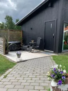 Nybyggt -med spabad, bastu och nära stor badstrand - Mölntorp