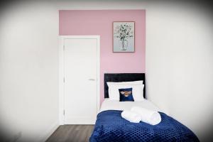 Elegant 3-bed apartment with FREE onsite PARKING in Enfield - Out door Patio - Big savings on Longer Stays