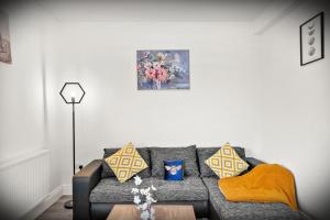 Elegant 3-bed apartment with FREE onsite PARKING in Enfield - Out door Patio - Big savings on Longer Stays