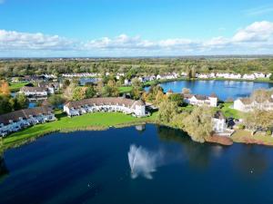 Luxury Kingfisher Lodge, Isis Lake, within the Cotswold Waterpark