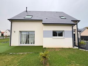 Maisons de vacances Les Voiles, maison bien equipee 10 p 2 sdb, 2 WC, spacieuse lumineuse avec jardin clos, garage, terrasse, parking privatif, a 950 m de la plage d-Asnelles et tous commerces, pres de Bayeux et Arromanches : photos des chambres