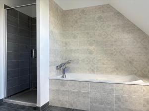 Maisons de vacances Les Voiles, maison bien equipee 10 p 2 sdb, 2 WC, spacieuse lumineuse avec jardin clos, garage, terrasse, parking privatif, a 950 m de la plage d-Asnelles et tous commerces, pres de Bayeux et Arromanches : photos des chambres