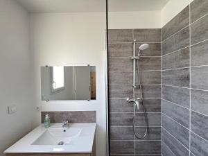 Les Voiles, maison bien équipée 10 p 2 sdb, 2 WC, spacieuse lumineuse avec jardin clos, garage, terrasse, parking privatif, à 950 m de la plage dAsnelles et tous commerces, près de Bayeux et Arromanches, chiens bienvenus