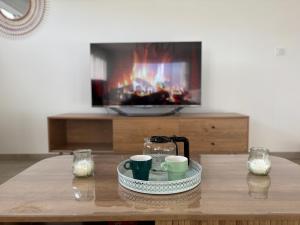 Maisons de vacances Les Voiles, maison bien equipee 10 p 2 sdb, 2 WC, spacieuse lumineuse avec jardin clos, garage, terrasse, parking privatif, a 950 m de la plage d-Asnelles et tous commerces, pres de Bayeux et Arromanches : photos des chambres