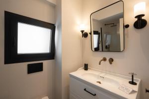 Luxury Petralona Penthouse - Sleeps 7 -Near Metro