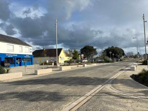 Maisons de vacances Les Voiles, maison bien equipee 10 p 2 sdb, 2 WC, spacieuse lumineuse avec jardin clos, garage, terrasse, parking privatif, a 950 m de la plage d-Asnelles et tous commerces, pres de Bayeux et Arromanches : photos des chambres