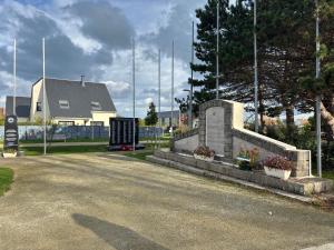 Maisons de vacances Les Voiles, maison bien equipee 10 p 2 sdb, 2 WC, spacieuse lumineuse avec jardin clos, garage, terrasse, parking privatif, a 950 m de la plage d-Asnelles et tous commerces, pres de Bayeux et Arromanches : photos des chambres