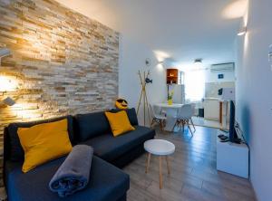 Old Town Modern and Sunny Studio Apartment