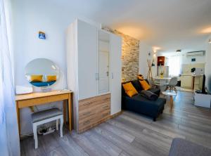 Old Town Modern and Sunny Studio Apartment 