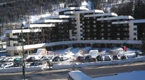 Vars les Claux studio 4 couchages sis à 50 m du télécabine, esf, commerces et pharmacie