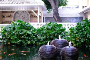 Feung Nakorn Balcony Rooms and Cafe