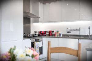 Hatfield Haven - Modern 2-Bed Retreat near Uni, Business Park & City Center, FREE Parking, Big savings on Longer Stays