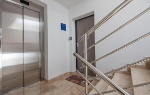 2 Bedroom Cozy Apartment In Makarska