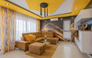 2 Bedroom Cozy Apartment In Makarska