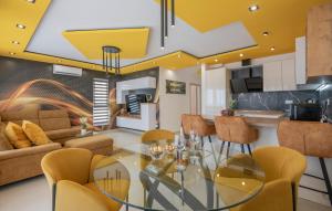 2 Bedroom Cozy Apartment In Makarska 