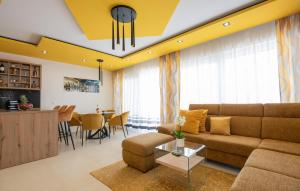 2 Bedroom Cozy Apartment In Makarska 