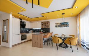 2 Bedroom Cozy Apartment In Makarska 