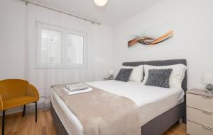 2 Bedroom Cozy Apartment In Makarska