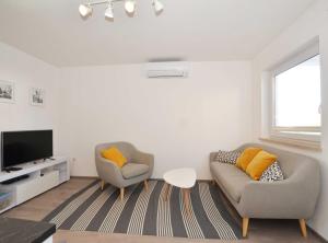 Tranquil and Bright Apartment with Loggia 