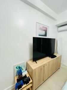 Beach Vibe Condo with PS4, Mini Karaoke, Board Games in Azure North San Fernando Pampanga