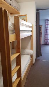 Vars les Claux studio 4 couchages sis à 50 m du télécabine, esf, commerces et pharmacie