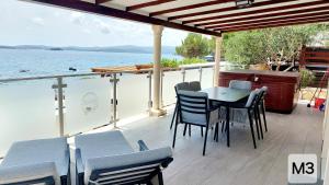 Deluxe Mobile Home with Hot Tub - Beachfront room in Lavanda Mobile Homes & Villas