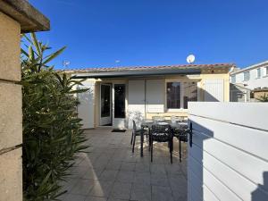 Maisons de vacances Maison de Vacances avec Terrasse Dallee, 6 Couchages, a Deux Pas de l'Ocean a St-Jean-de-Monts - FR-1-224C-94 : photos des chambres