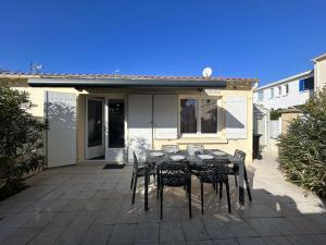 Maison de Vacances avec Terrasse Dallée, 6 Couchages, à Deux Pas de lOcéan à St-Jean-de-Monts - FR-1-224C-94