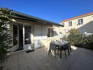 Maisons de vacances Maison de Vacances avec Terrasse Dallee, 6 Couchages, a Deux Pas de l'Ocean a St-Jean-de-Monts - FR-1-224C-94 : photos des chambres