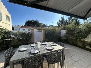 Maisons de vacances Maison de Vacances avec Terrasse Dallee, 6 Couchages, a Deux Pas de l'Ocean a St-Jean-de-Monts - FR-1-224C-94 : photos des chambres