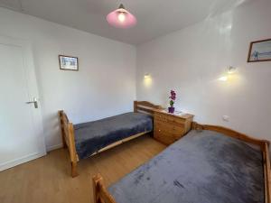 Maisons de vacances Maison de Vacances avec Terrasse Dallee, 6 Couchages, a Deux Pas de l'Ocean a St-Jean-de-Monts - FR-1-224C-94 : photos des chambres