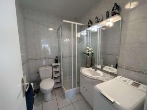 Maisons de vacances Maison de Vacances avec Terrasse Dallee, 6 Couchages, a Deux Pas de l'Ocean a St-Jean-de-Monts - FR-1-224C-94 : photos des chambres